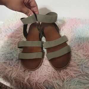 Sandals olive green size 6.5 women are very comfortable.